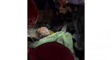 İki Kız Kardeş Enkazdan Canlı Çıkarıldı