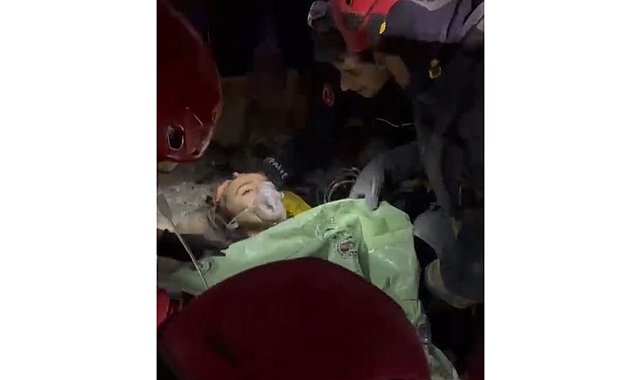 İki Kız Kardeş Enkazdan Canlı Çıkarıldı