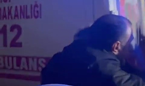 Kahramanmaraş'ta Duygusal Anlar: Sakaryalı Arama Kurtarma Ekibi Vali Kaldırım'a Sarılarak Gözyaşı Döktü