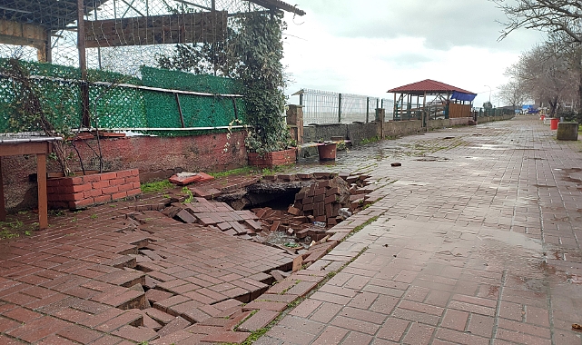 Karasu'da Kuvvetli Rüzgar Kıyıda Tahribata Yol Açtı!