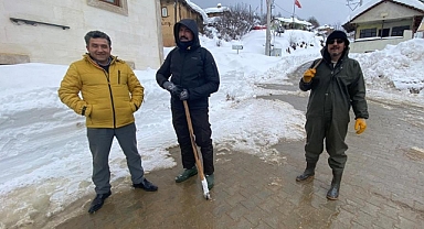 Karda Mahsur Kalan Vatandaşları Ekipler Kurtardı