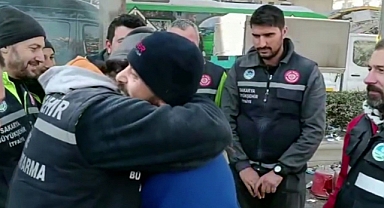 Kendisini Kurtaran Ekiplere Sarıldı