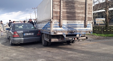 Kontrolden Çıkan Otomobil Kamyonete Çarptı: 1 Yaralı