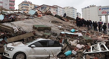 Kurtarma Ekibi Enkazda 4 Milyon Dolar Buldu