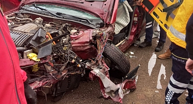 Otomobiller Kafa Kafaya Çarpıştı: 3 Yaralı