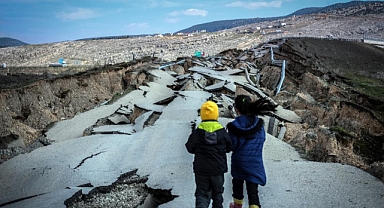 Pazarcık'ta Depremde Yarılan Yol Böyle Görüntülendi