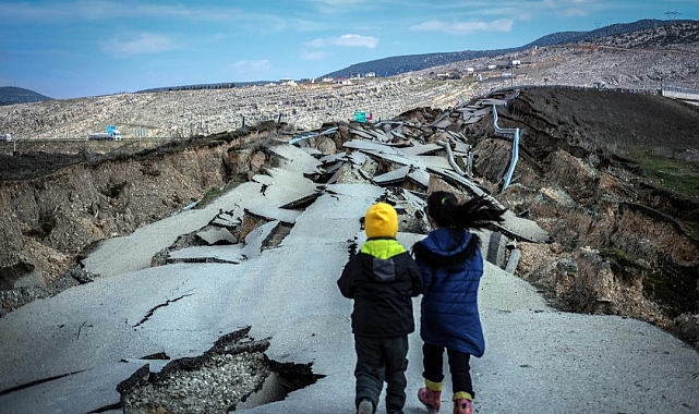 Pazarcık'ta Depremde Yarılan Yol Böyle Görüntülendi
