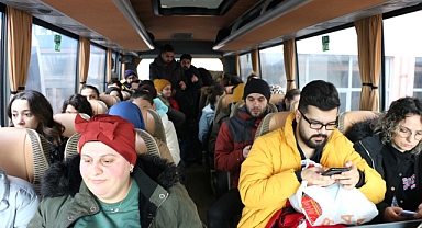 Sağlıkçılardan Deprem Seferberliği: Sakarya'dan Yüzlerce Personel Deprem Bölgesine Uğurlandı