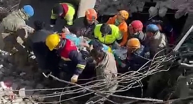 Sakarya İtfaiyesi 74 Yaşındaki Yaşlı Kadını Enkazdan Sağ Çıkardı