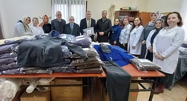 SAMEK Ekibi Afetzedeler İçin Şal ve Bere Üretiyor