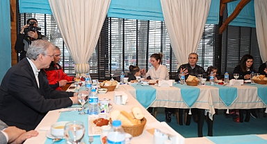 Başkan Yüce, 73 Saat Sonra Enkaz Altından Kurtarılan Mir Berzan Ve Ailesiyle Buluştu