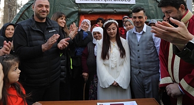 Çadır Kentte İlk Nikah: İnsanlara 'Umut' Olsun Diye Evlendiler