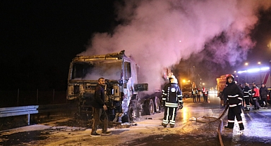 Deprem Bölgesine İş Makinası Taşıyan Tır Alevlere Teslim Oldu