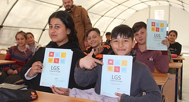 Depremzede Öğrenciler, Eğitime Çadır Okullarda Devam Ediyor