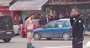 Elinde Bıçakla Yarı Çıplak Caddeye Çıktı: Kimse Ne Olduğunu Anlayamadı