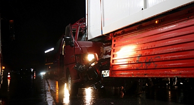 Minübüs Deprem Bölgesine Giden Tır'a Çarptı