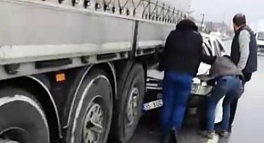 Otomobil Tıra Ok Gibi Saplandı: 1 Yaralı