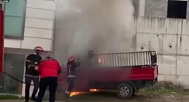 Park Halindeki Kamyonet Cayır Cayır Yandı