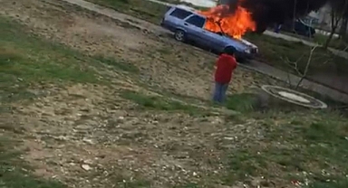 Park Halindeki Otomobil Alev Alev Yandı