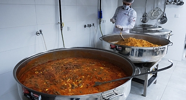 Ramazan'da Sıcak Yemek Kapılarında: Kimsesizlerin Kimsesi Büyükşehir