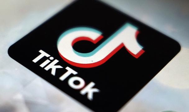 TİKTOK'ta Viral Oldu! Aynı Anda Üç Cihazı Şarj Ediyor