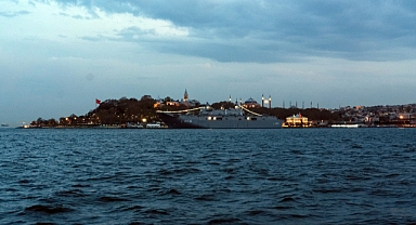 TCG Anadolu ile Ayasofya Camii'nin Aynı Karede