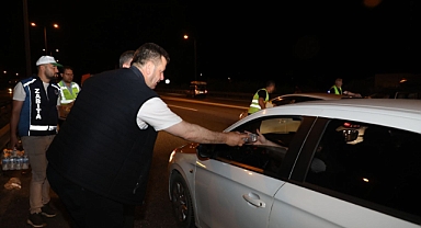 Başkan Soykan Bayram Trafiğinde Kalanların Yardımına Koştu