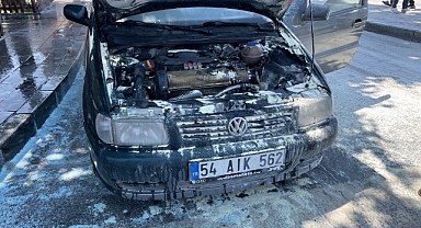 Işıkta Bekleyen Otomobilin Motoru Alev Aldı