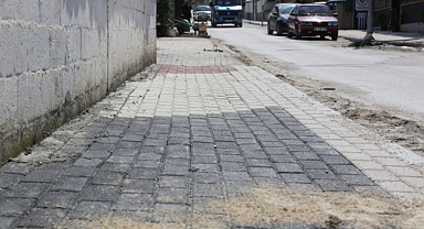 Serdivan Belediyesi'nden Kaldırım Yenileme Çalışması Yapıyor