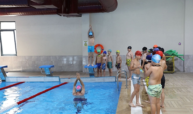 Akyazı’da Yüzme Bilmeyen Kalmayacak