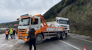 Kontrolden Çıkan Tır Makasladı, D-650 Trafiğe Kapandı