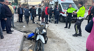 Hafif Ticari Araçla Çarpışan Motosikletteki 2 Kişi Yaralandı