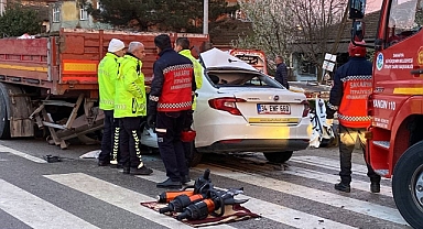 Otomobil Tıra Ok Gibi Saplandı: 1 Ölü