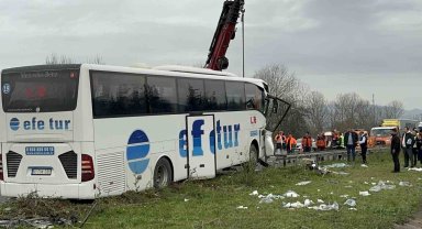 Tırla çarpışan otobüs refüje çıktı: 1'i ağır 15 yaralı