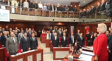 Başkan Hürriyet Alkışlarla Karşılandı