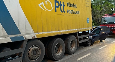 Otomobil, Kamyona Saplandı