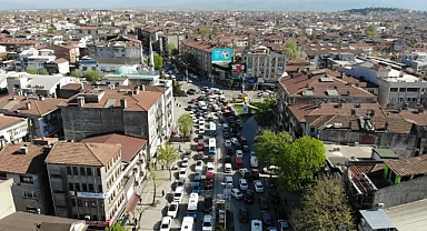 Şehrin Merkezinde Bayram Yoğunluğu: Trafik Felç Oldu