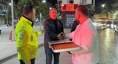 Sürücülere Şeker İkramı Yapan Polise Esnaftan Baklava