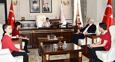 Bolu Valisinin Koltuğuna Oturdu, Talimat Verdi