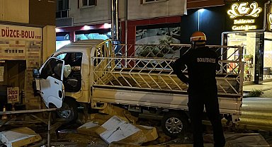 Virajı Alamayan Kamyonet Dükkanlara Daldı