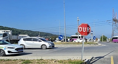 Ehliyetsiz Sürücü Kullandığı Kamyonla Özel Halk Otobüsüne Çarptı