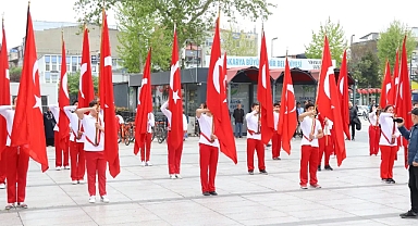 Sakarya’da 23 Nisan Coşkusu Atatürk Anıtı’na Çelenk Sunma ile Başladı