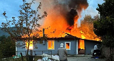 Karasu'da Tek Katlı Ev Alev Topuna Döndü