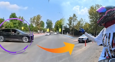 Otomobil Sürücüsü Ve Motosikletli Arasında Tartışma Çıktı!