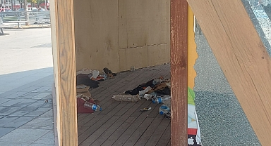 Şehir Meydanında Çöp Rezaleti! Bu Kadar Sorumsuzluk Olmaz