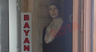 Yeni Camide Duran Cansız Manken Dikkat Çekti