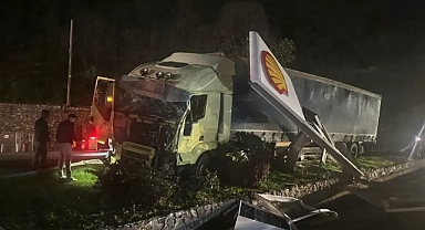 Geyve'de Tır Petrol İstasyonuna Daldı!