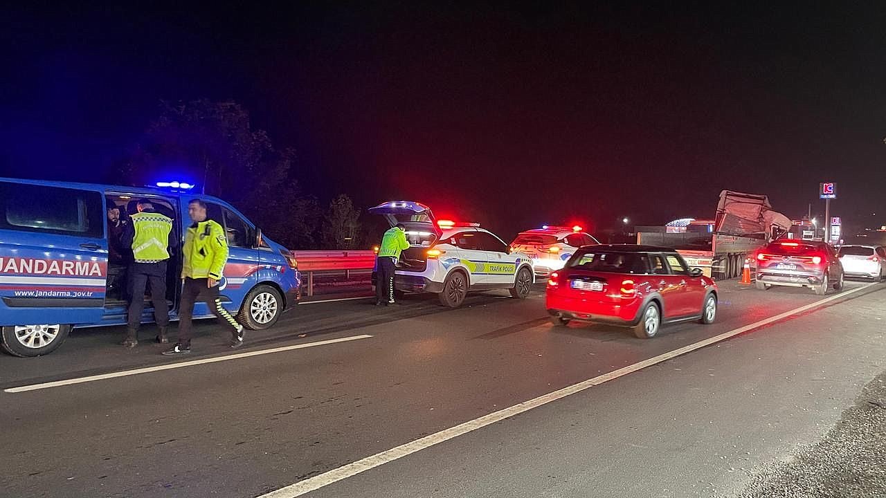 Pamukova’da Tır Kazası: 1 Yaralı