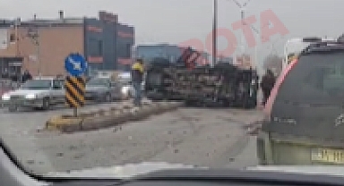 Erenler’de Korkutan Kaza: Araç Refüjde Yan Yattı