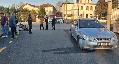 Akyazı’da Otomobil ile Motosiklet Çarpıştı